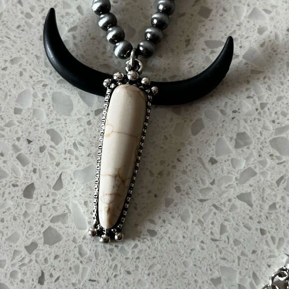 Western Style Bead Multi-Color Synthetic Turquoise Bull's Head Pendant - Picture 4 of 8